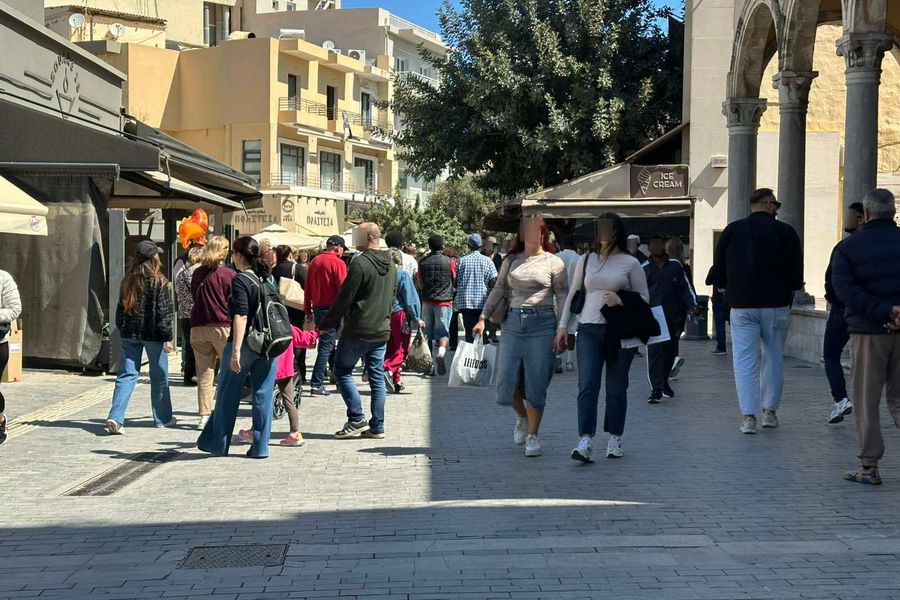 (ΦΩΤΟ) “Πλημμύρισε” από κόσμο το κέντρο του Ηρακλείου