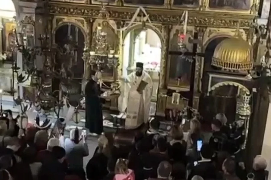 H πρώτη Ανάσταση: Το εντυπωσιακό έθιμο του τεχνητού σεισμού στην Κέρκυρα – Ο «ιπτάμενος» ιερέας στη Χίο