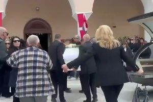 Πήγε η Μυρτώ στην εκκλησία ντυμένη νυφούλα  – “Δύσκολη μέρα, έχω τον γάμο και την κηδεία της κόρης μου μαζί” η σπαρακτική δήλωση του πατέρα