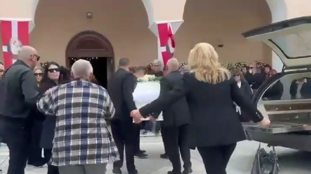 Πήγε η Μυρτώ στην εκκλησία ντυμένη νυφούλα  – “Δύσκολη μέρα, έχω τον γάμο και την κηδεία της κόρης μου μαζί” η σπαρακτική δήλωση του πατέρα