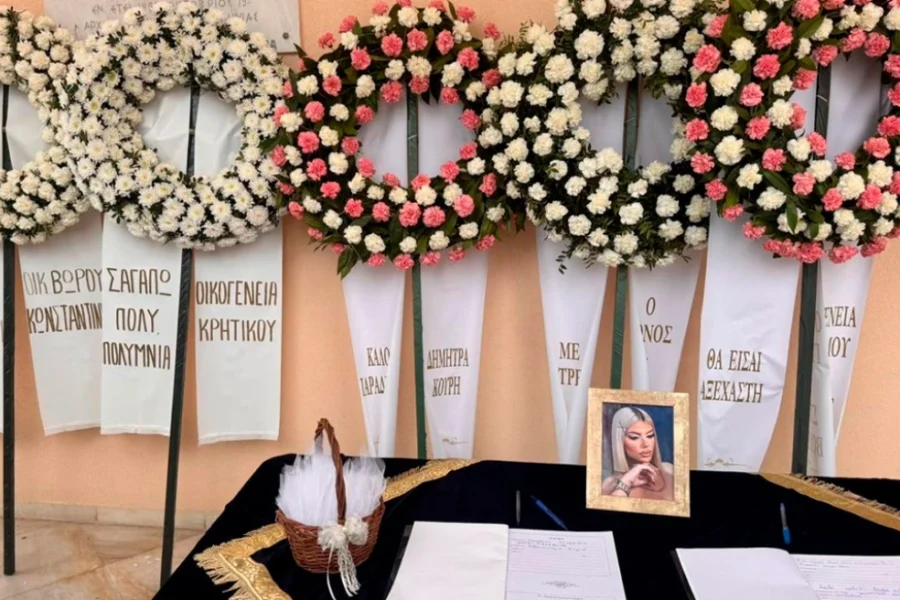 «Καλό ταξίδι αγγελούδι μου»: Σε κλίμα οδύνης συγγενείς και φίλοι λένε το τελευταίο «αντίο» στη 19χρονη Μυρτώ