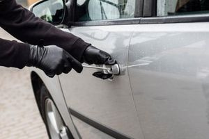 Χειροπέδες σε άνδρα που επιχείρησε να κλέψει αυτοκίνητο – Τον έπιασε επ’ αυτοφώρω ο ιδιοκτήτης