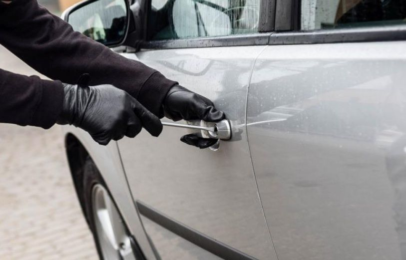 Χειροπέδες σε άνδρα που επιχείρησε να κλέψει αυτοκίνητο – Τον έπιασε επ’ αυτοφώρω ο ιδιοκτήτης