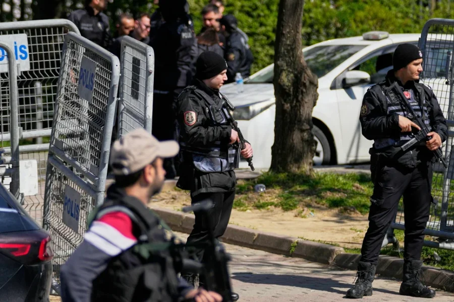 Σοκ το βίντεο με τον ένοπλο τρομοκράτη έξω από το ισραηλινό προξενείο στην Κωνσταντινούπολη