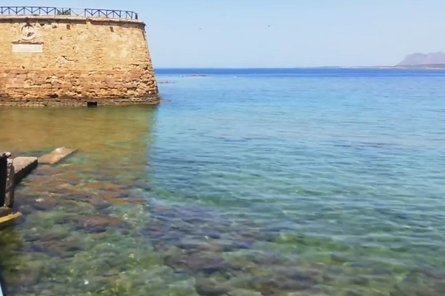 Καθαρά και πάλι τα νερά στο Κουμ Καπί στα Χανιά – Αίρεται η απαγόρευση κολύμβησης