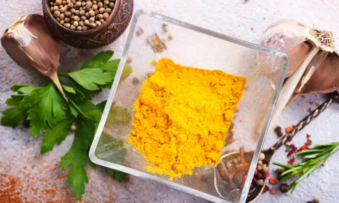 Κουρκουμίνη με πιπερίνη κι άλλοι διατροφικοί συνδυασμοί που απογειώνουν τα οφέλη για την υγεία