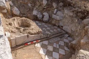 Μαρμάρινη λεκάνη που θάφτηκε πριν από 1.300 χρόνια σε εκκλησία του Γκολάν ρίχνει φως στις αρχαίες βαπτίσεις