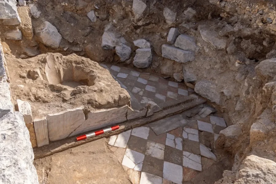 Μαρμάρινη λεκάνη που θάφτηκε πριν από 1.300 χρόνια σε εκκλησία του Γκολάν ρίχνει φως στις αρχαίες βαπτίσεις