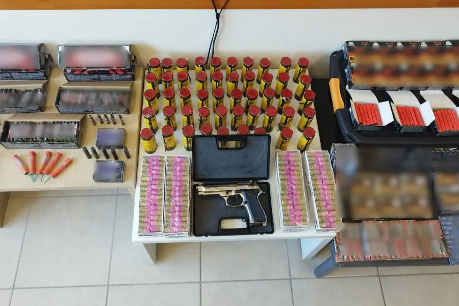 Χειροπέδες σε άνδρα στην Πάτρα για εμπορία παράνομων βεγγαλικών – Είχε μετατρέψει διαμέρισμα σε αποθήκη κροτίδων