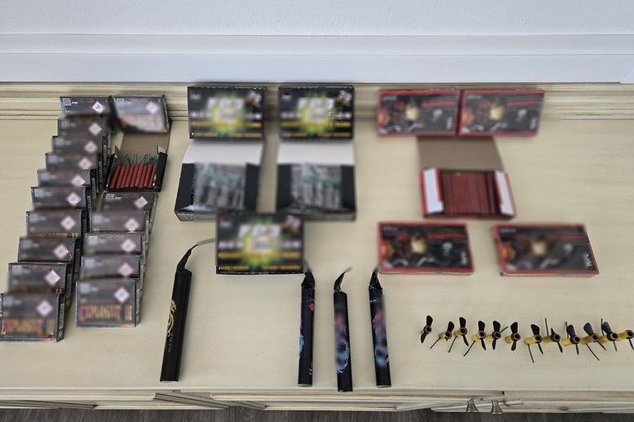 Μεγάλη επιχείρηση της ΕΛ.ΑΣ. στο Ηράκλειο: Κατασχέθηκαν εκατοντάδες κροτίδες – Χειροπέδες σε 44χρονη