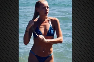 Η Φαίη Ξυλά πόζαρε με μαγιό στη θάλασσα, δείτε φωτογραφία