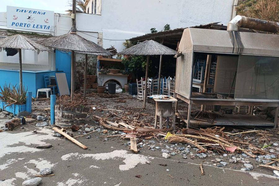(ΦΩΤΟ) Κατάπιαν τον Λέντα τα κύματα και οι άνεμοι από την Αφρική – Ζημιές στα παραλιακά καταστήματα