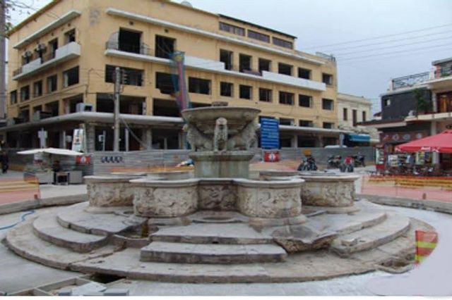 Πότε κλείνει η πλατεία στα Λιοντάρια για “λίφτινγκ” – “Σκούπα” μετά τα ατυχήματα σε πεζόδρομους του Ηρακλείου (pics)