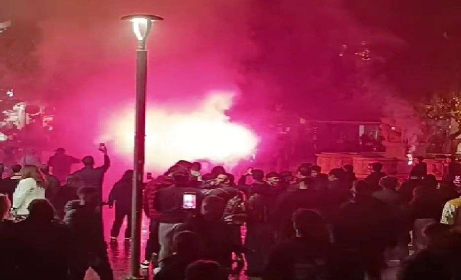 (ΒΙΝΤΕΟ) Κυπελλούχος ΟΦΗ: Πανηγυρισμοί φιλάθλων στην πλατεία Λιονταριών στο Ηράκλειο