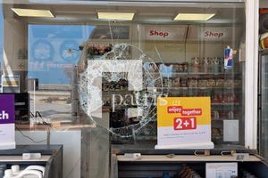(ΦΩΤΟ) Διέρρηξαν βενζινάδικο στο Ηράκλειο – Έσπασαν τη τζαμαρία και αφαίρεσαν χρήματα και τσιγάρα