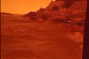 Η κόκκινη σκόνη σαρώνει Γαύδο και Λουτρό – Εντυπωσιακά video