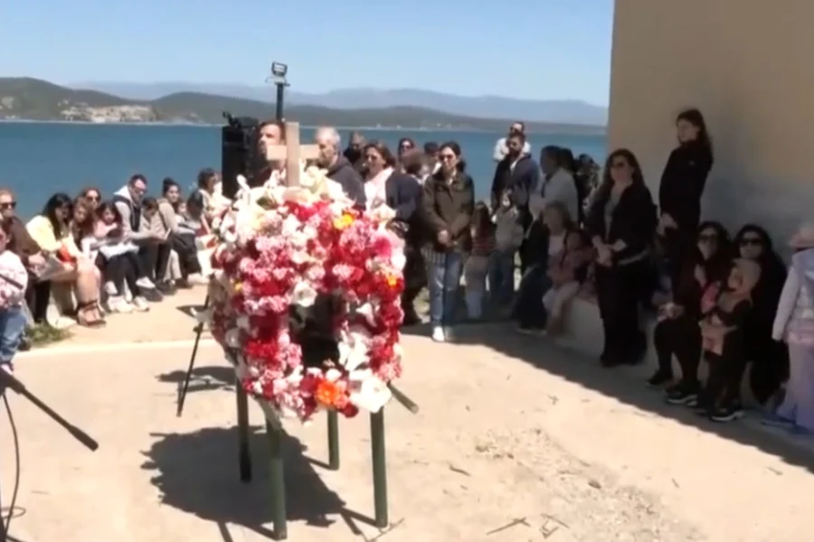 Γύθειο: Με κατάνυξη η περιφορά του Επιταφίου στη Νήσο Κρανάη – Παιδιά τον στολίζουν και τον περιφέρουν