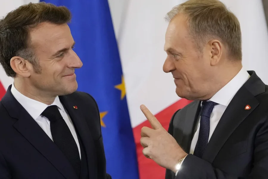 Politico: Μακρόν και Τουσκ σε συζητήσεις για πυρηνικές ασκήσεις -Η αναφορά στην Ελλάδα