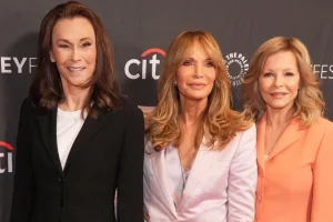 Οι πρωταγωνίστριες του «Άγγελοι του Τσάρλι» συναντήθηκαν ξανά για τα 50 χρόνια της σειράς