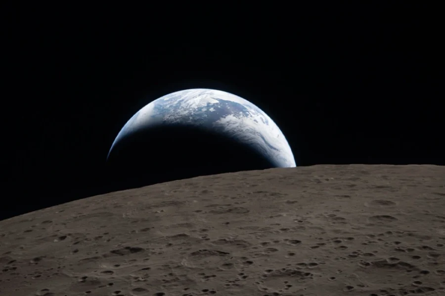 Εικόνα που κόβει την ανάσα: Η πρώτη φωτογραφία από την αθέατη πλευρά της Σελήνης με φόντο τη Γη