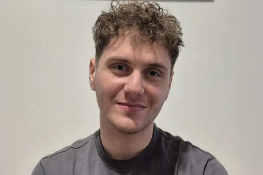 Υποτροφία σε μαθητή που για έξι χρόνια πήγαινε με καΐκι σχολείο από τον Κάλαμο στον Μύτικα: Να έχετε κουράγιο, επιμονή και υπομονή λέει στους νέους