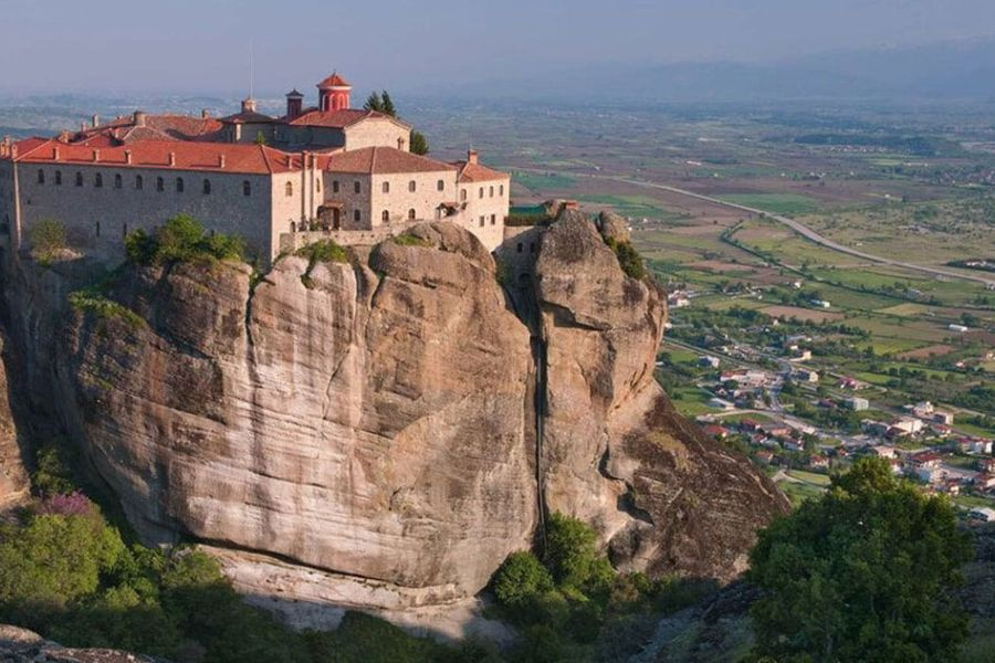 Νεκρή η γυναίκα που έπεσε από το βράχο της μονής του Αγίου Στεφάνου στα Μετέωρα