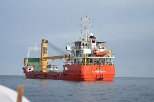 Σταδιακή επανεκκίνηση στη ναυσιπλοΐα στα Στενά του Ορμούζ με φόντο εύθραυστη εκεχειρία