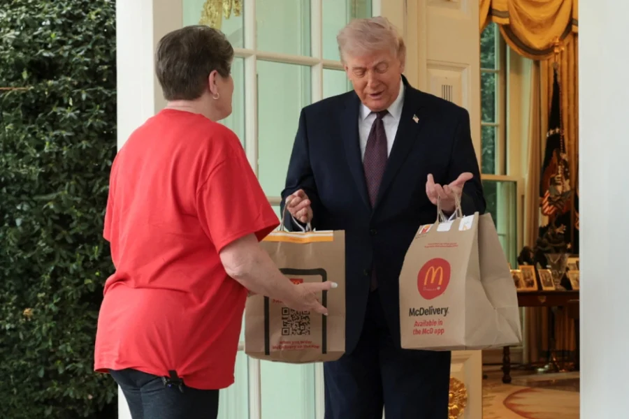 Σόου Τραμπ on camera: Παρήγγειλε fast food στον Λευκό Οίκο, έδωσε φιλοδώρημα 100 δολάρια στη διανομέα
