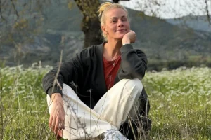 Η Ζέτα Μακρυπούλια ποζάρει στο χωριό της στο Αγρίνιο: Τα τελευταία χρόνια επέστρεψα στις ρίζες μου