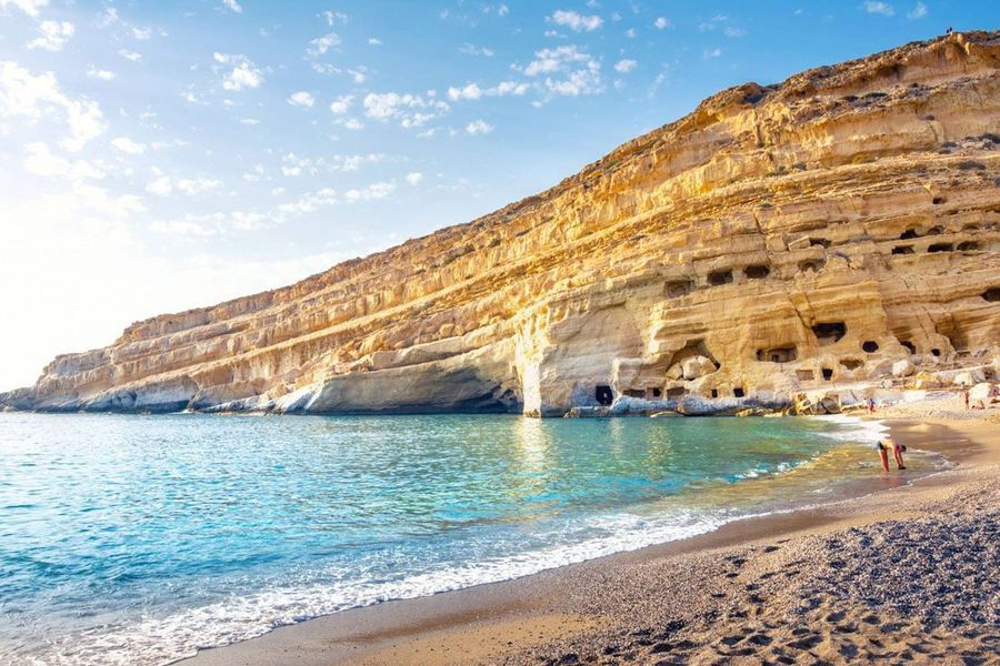 Τουρίστρια πήγε για πεζοπορία και έπεσε στις σπηλιές των Ματάλων