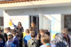 (ΒΙΝΤΕΟ) Μαθητές υμνούν τον ΟΦΗ πριν την πρωινή προσευχή σε σχολείο του Ηρακλείου – “Ανάψαμε φωτιά και μεγαλώνει…”