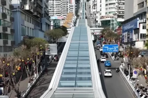 Η μεγαλύτερη κυλιόμενη σκάλα στον κόσμο: Έχει μήκος σχεδόν 1 χλμ και χρειάζονται πάνω από 20 λεπτά για να φτάσει κανείς στην κορυφή