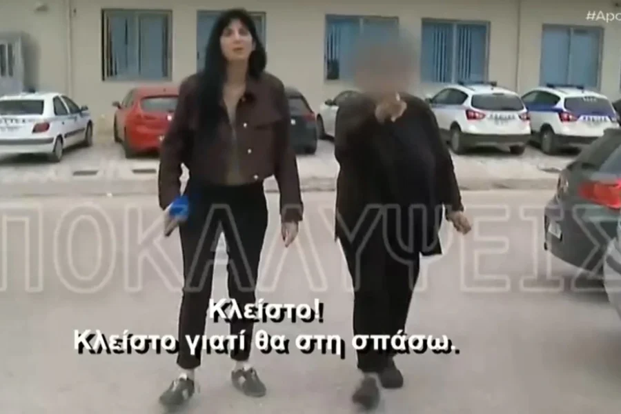 Σε τηλεοπτικό συνεργείο επιτέθηκε η μητέρα του αρσιβαρίστα που κατηγορείται για τον θάνατο της Μυρτούς
