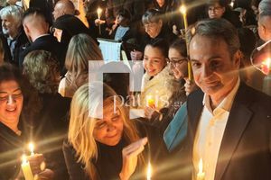 (ΦΩΤΟ) Ανάσταση στο Ακρωτήρι έκανε ο πρωθυπουργός Κυριάκος Μητσοτάκης με τη σύζυγό του – Πότε αναχώρησε από το Μοναστήρι