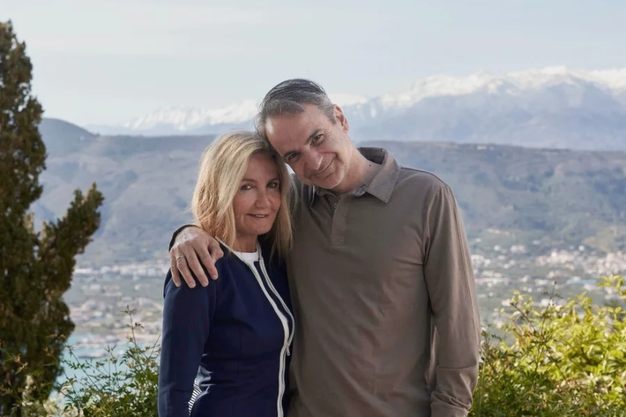 Οι ευχές Μητσοτάκη για το Πάσχα από τα Χανιά μαζί με τη σύζυγό του Μαρέβα