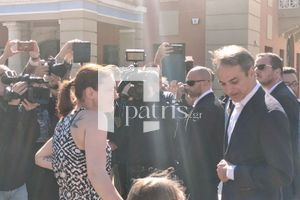 Ευδιάθετος ο πρωθυπουργός συνομίλησε με τουρίστες στην Πλατεία Ελευθερίας