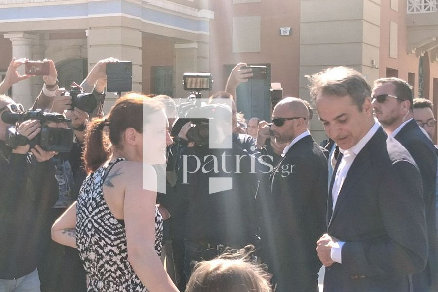 Ευδιάθετος ο πρωθυπουργός συνομίλησε με τουρίστες στην Πλατεία Ελευθερίας