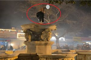 Εικόνες ντροπής: Ημίγυμνος στην Κρήνη Μοροζίνι την έκανε εξέδρα πανηγυρισμών του ΟΦΗ – “Γιατί δεν το προέβλεψε ο Δήμος;”