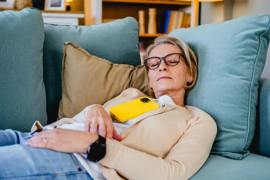 Ποιες χρόνιες παθήσεις κρύβει ο συχνός υπνάκος στην πολυθρόνα μετά τα 60