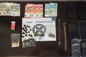 «Μίνι μάρκετ» ναρκωτικών στην κατοχή πέντε νεαρών