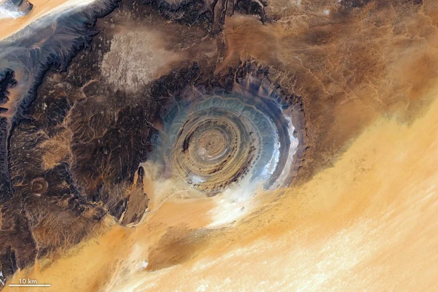 «Το Μάτι της Σαχάρας»: Το εντυπωσιακό γεωλογικό φαινόμενο στη Μαυριτανία που είναι σαν να ήρθε από άλλο πλανήτη