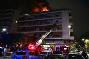 Μία γυναίκα έχασε τη ζωή της από τη φωτιά που ξέσπασε σε διαμέρισμα στη Νέα Σμύρνη