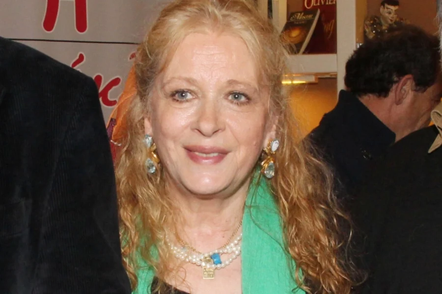 «Έχει κινητικά προβλήματα, θέλει να γυρίσουμε στη Ραφήνα γιατί είμαστε πολύ μόνοι στη Σύρο», είπε ο γιος της Νόρας Βαλσάμη