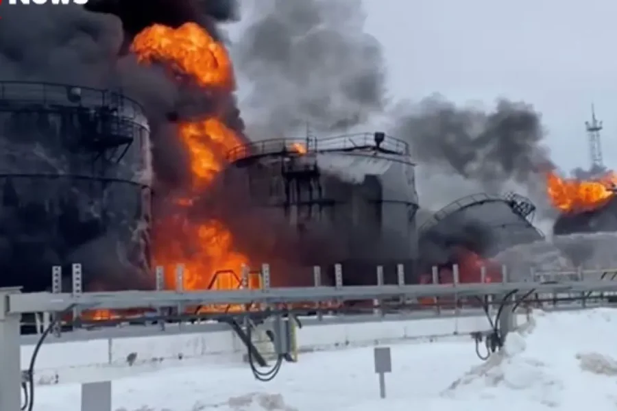 Διέκοψε προσωρινά τη λειτουργία του ένα από τα μεγαλύτερα διυλιστήρια της Ρωσίας μετά από ουκρανικό χτύπημα