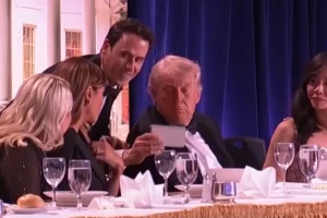 Ποιος είναι ο άνδρας δίπλα στον Τραμπ και τι έγραφε το μυστηριώδες χαρτάκι δευτερόλεπτα πριν από τους πυροβολισμούς