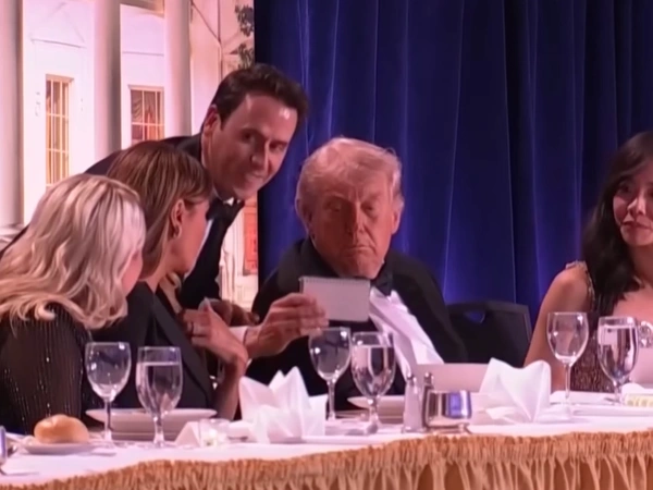 Ποιος είναι ο άνδρας δίπλα στον Τραμπ και τι έγραφε το μυστηριώδες χαρτάκι δευτερόλεπτα πριν από τους πυροβολισμούς