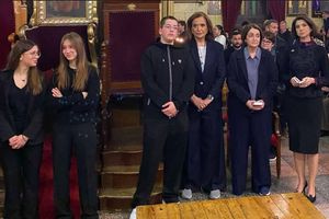 Με τα εγγόνια της η Ντόρα Μπακογιάννη στην Ακολουθία των Παθών στον Μητροπολιτικό Ναό Χανίων