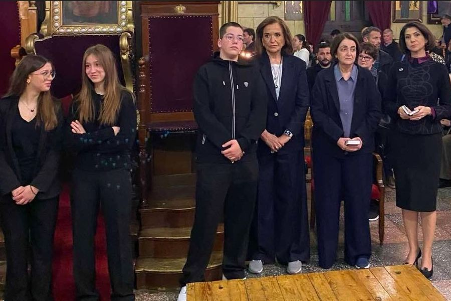 Χανιά: Με τα εγγόνια της η Ντόρα Μπακογιάννη στην Ακολουθία των Παθών στην Ευαγγελίστρια Χαλέπας