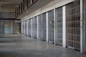 Ομόφωνη αθώωση για τον Διευθυντή και τον Αρχιφύλακα του σωφρονιστικού καταστήματος Αγυιάς για τον θάνατο κρατούμενου
