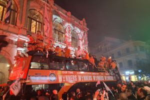 (ΦΩΤΟ, ΒΙΝΤΕΟ) «Γκρεμίστηκαν τα τείχη»  και αποθεώθηκε ο Κυπελλούχος ΟΦΗ – Όλος ο γύρος του θριάμβου στο Ηράκλειο!